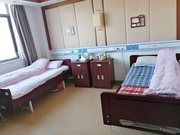 不会唱歌却开演唱会，58岁的郑伊健消费情怀？